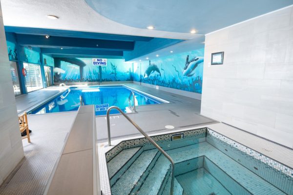 Anchor Inn & Suites Campbell River - Swimming Pool and Jacuzzi